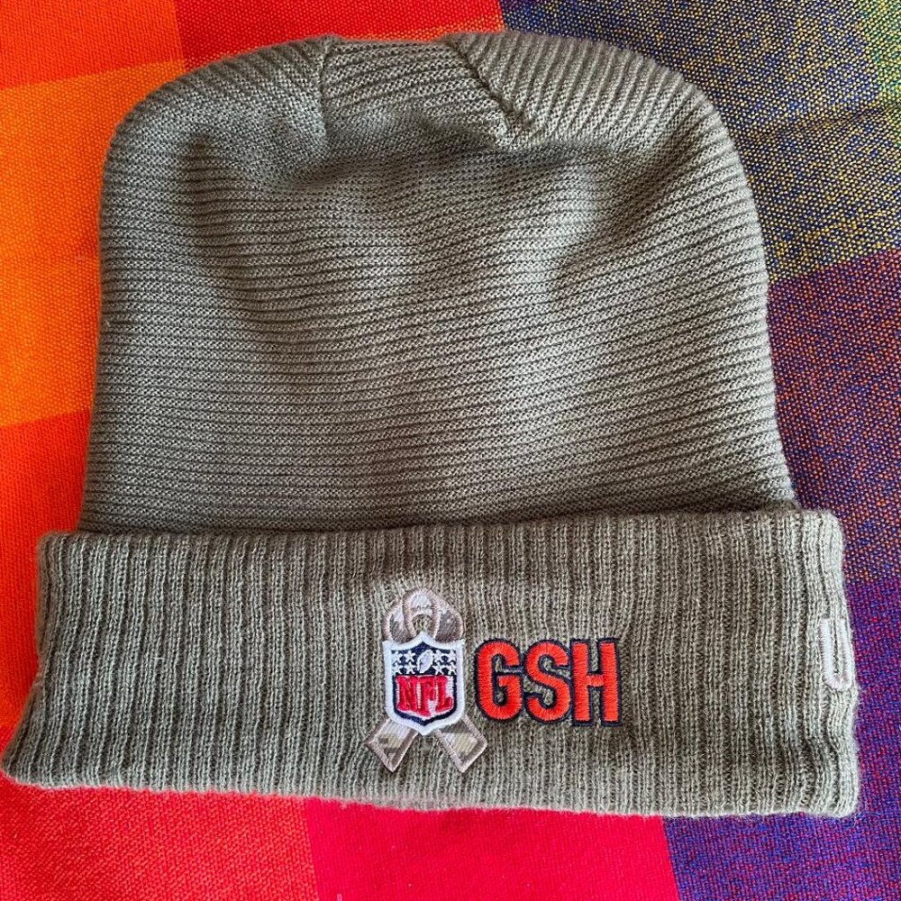 Chicago Bears New Era 2019 Salute to Service Sideline Cuffed Knit Cap.
